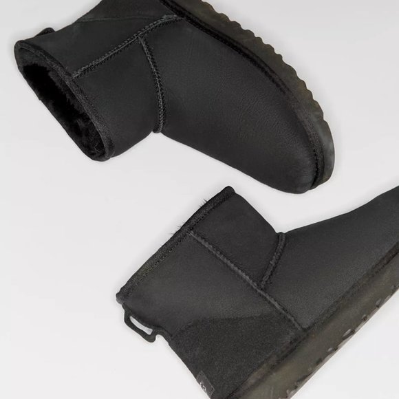 UGG Classic Mini II Ankle Boot - Picture 1 of 4